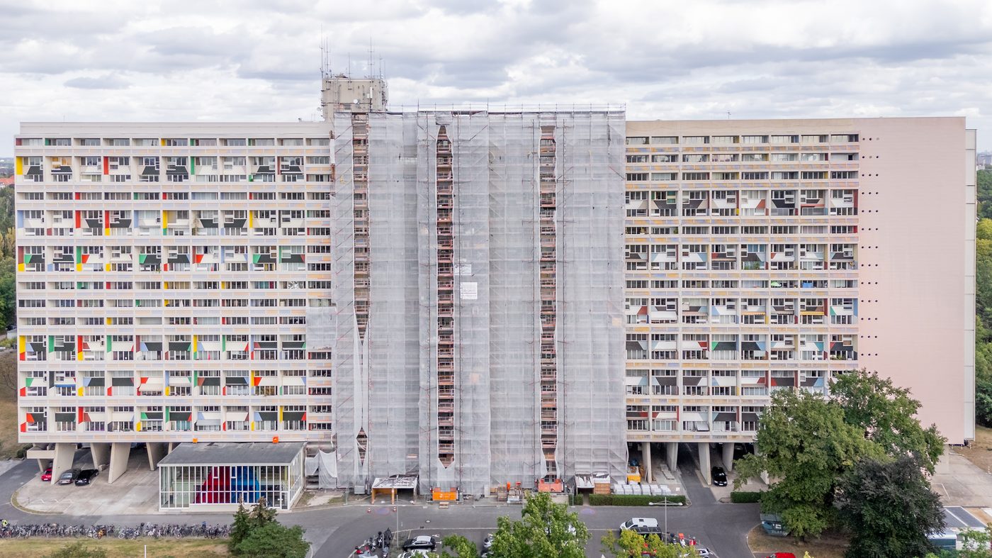 Baugerüst an der Fassade, Nahaufnahme aus der Luft