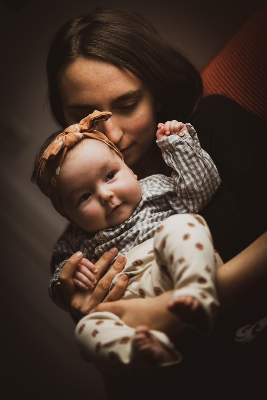 Mutter hält ihr Baby liebevoll im Arm