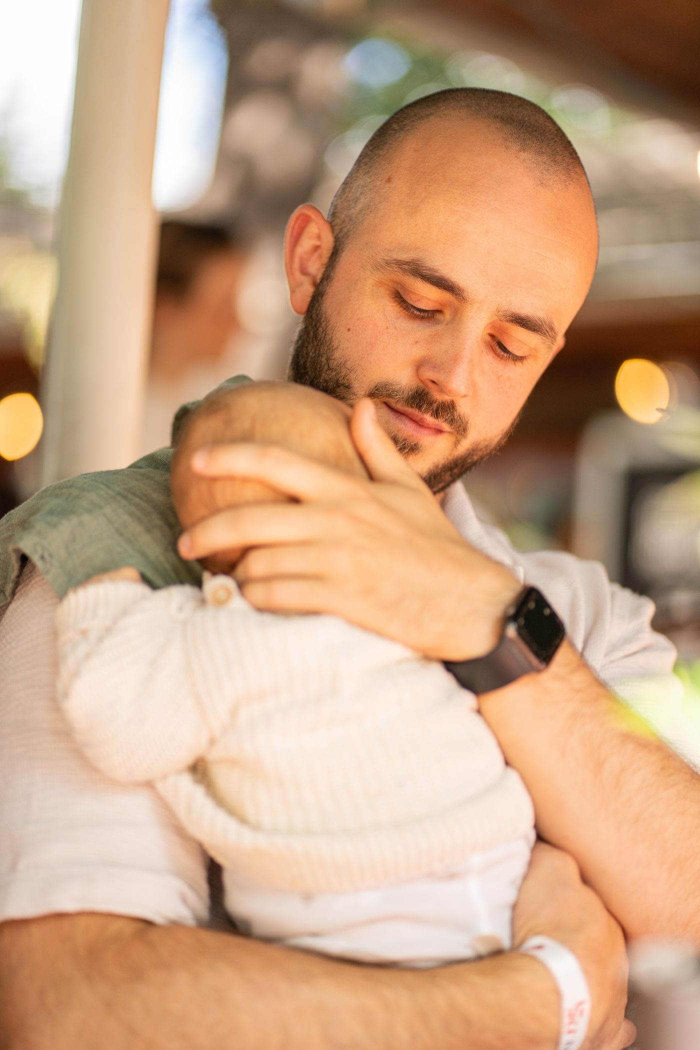 Vater hält sein Neugeborenes zärtlich