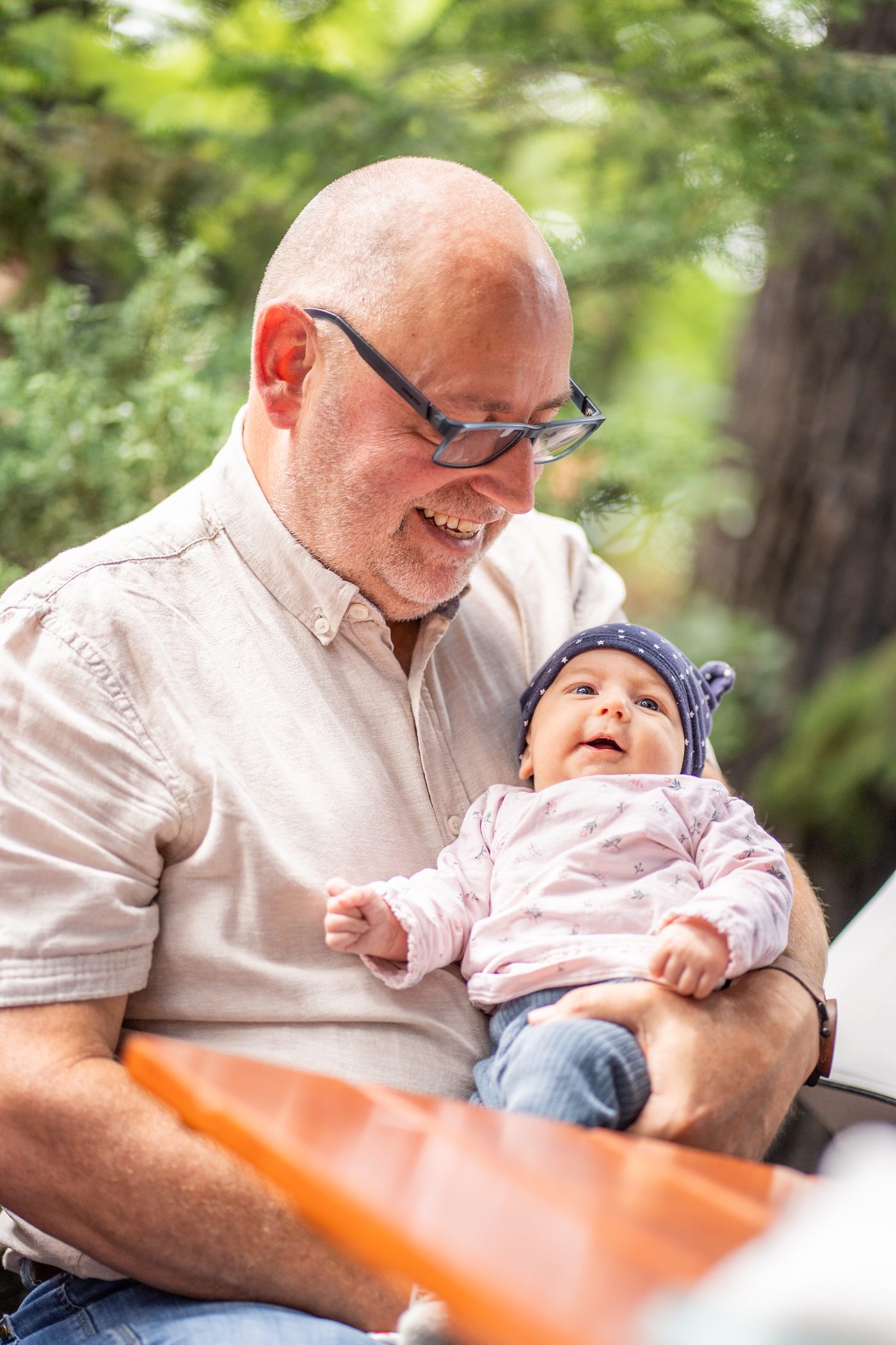 Großvater lacht mit seinem Baby